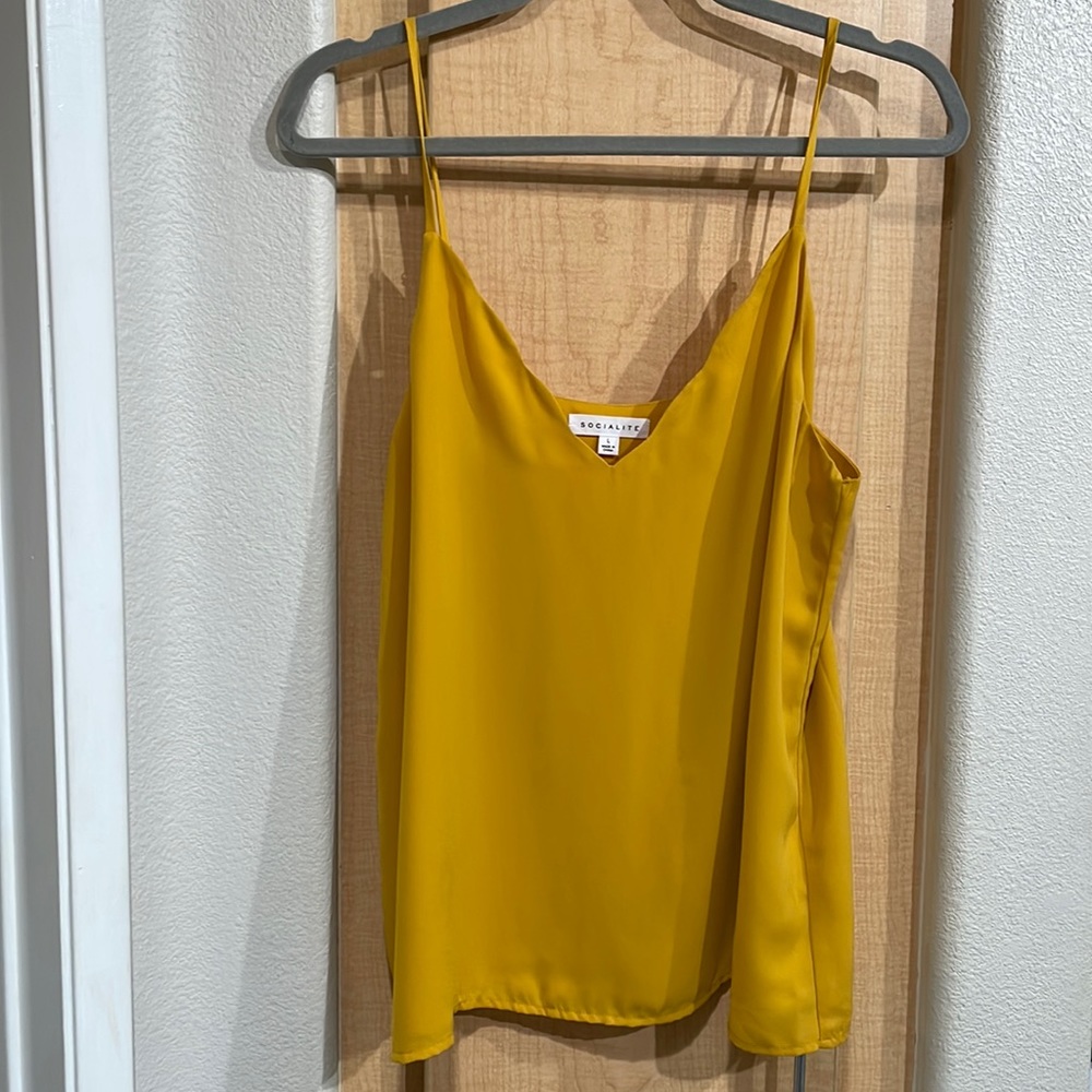 Scalloped neck tank